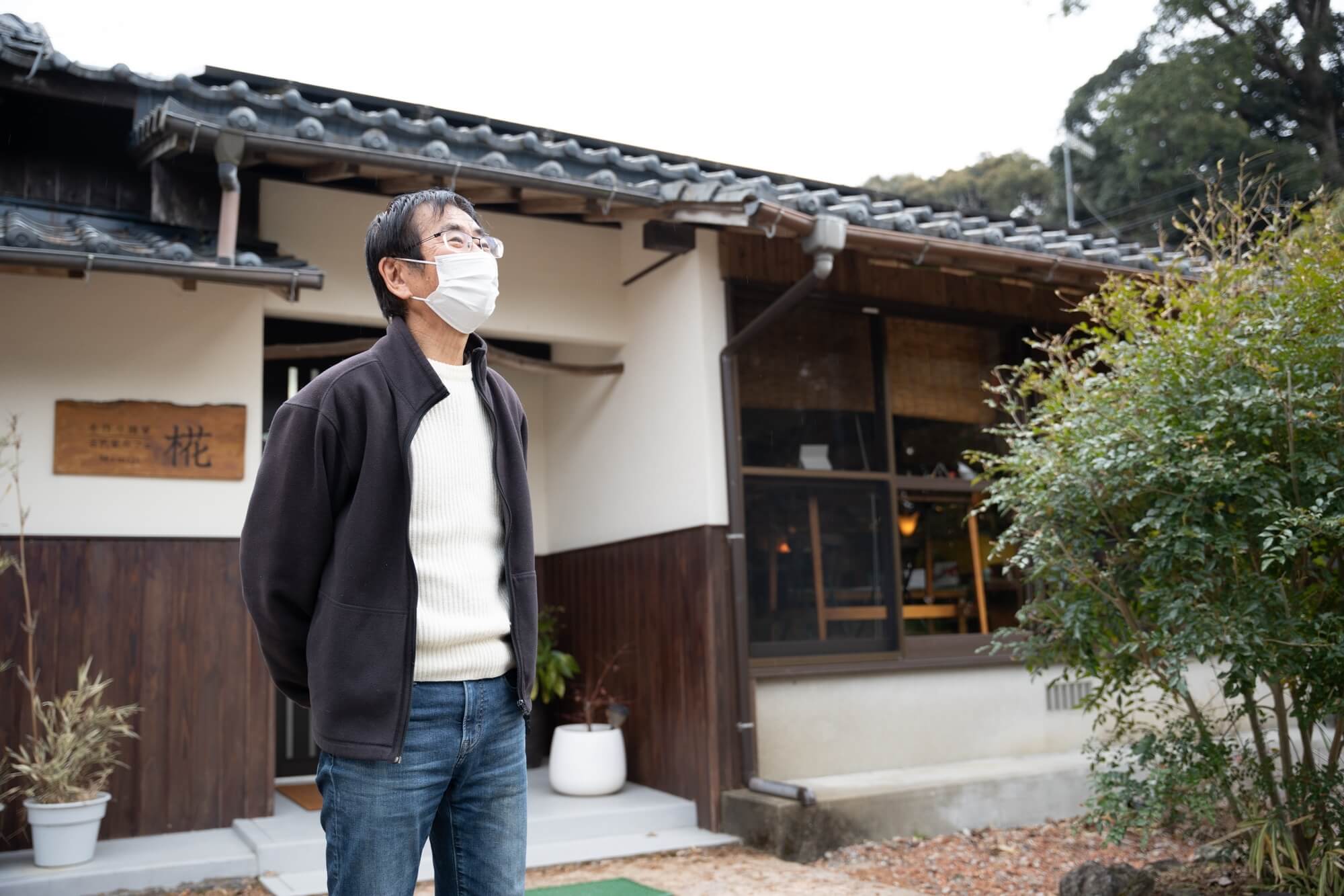 椛・外観で店主の畑上さんと