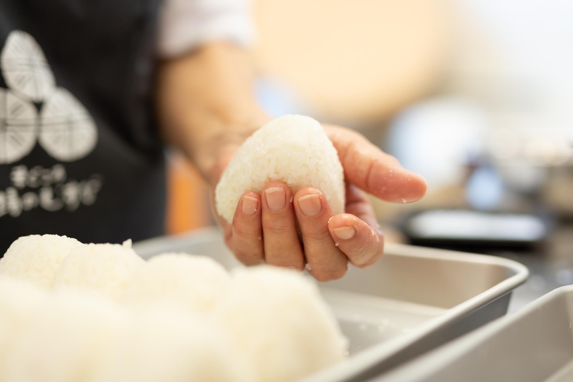 木場のむすび・おにぎりを作る様子